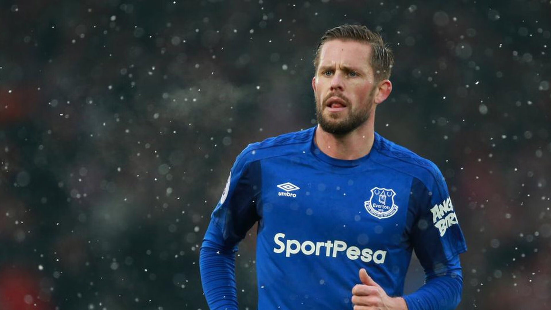 乔治·巴尔:他不仅能在防线上阻挡对手,还能通过精准的传球带动进攻